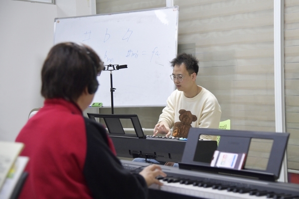 鋼琴老師向學員演示音樂節拍。觀山湖區融媒體中心供圖