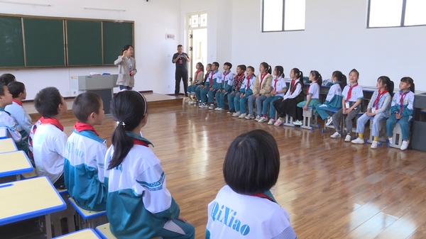 陈丹老师正在指导孩子们练歌。
