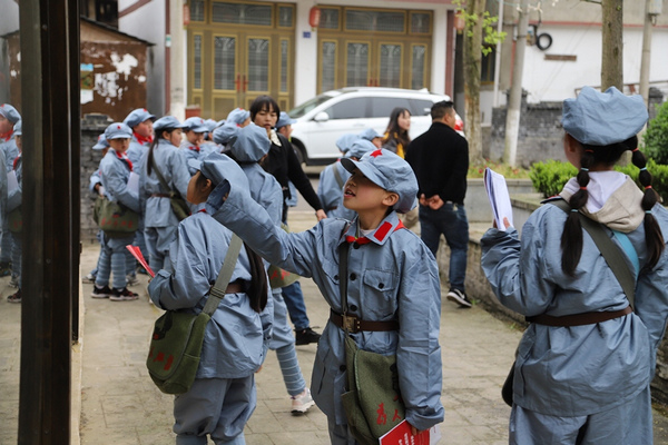 修文县实验小学开展红军文化主题教育研学活动。
