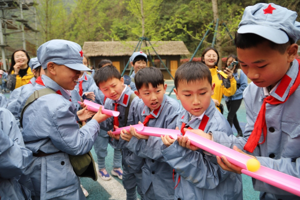 修文县实验小学开展红军文化主题教育研学活动。