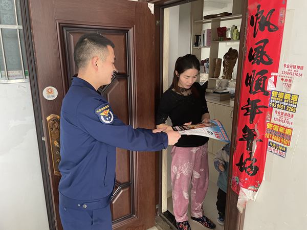 開陽縣消防救援大隊組織開展“敲門行動”為群眾送上消防安全禮。冉勝丁攝