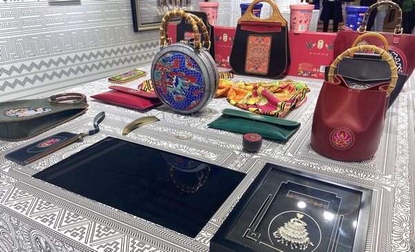 五彩黔藝民族服飾博物館內陳列的文創產品。觀山湖區融媒體中心供圖