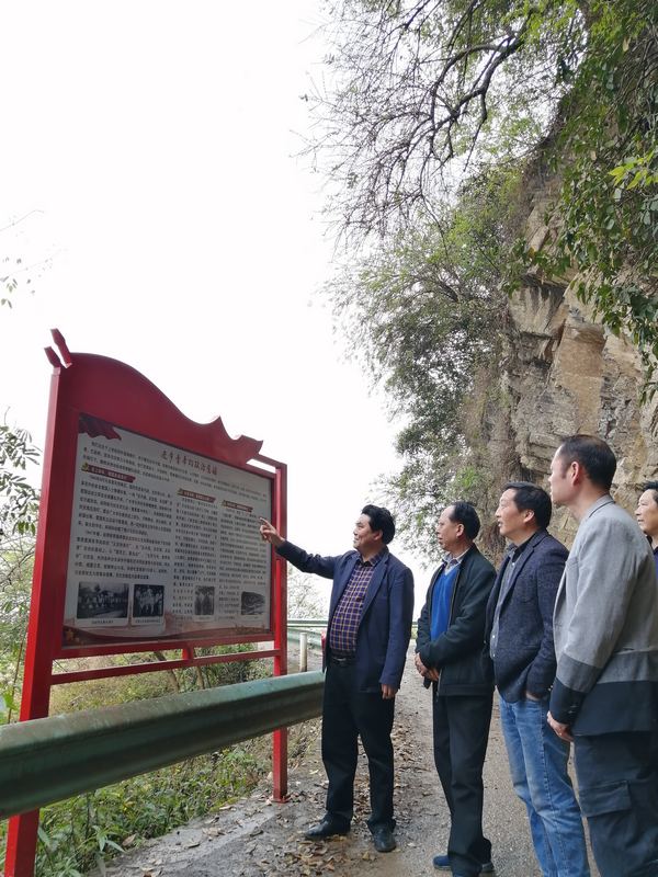 組織黨員干部參觀紅色革命紀念館、本村黨性教育基地。