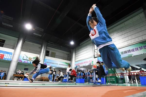 北京八中貴陽分校九年級學生進行立定跳遠模擬測試。