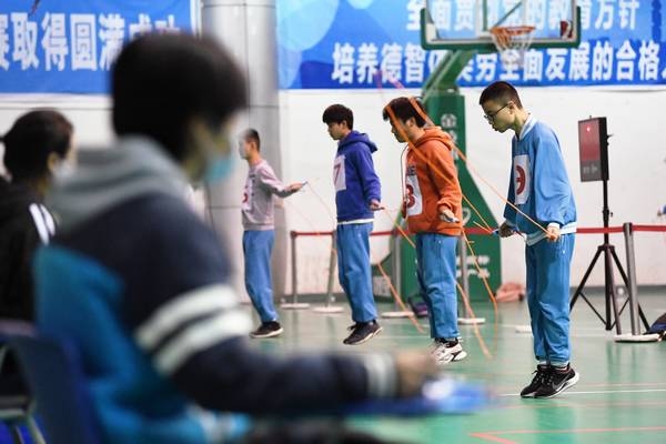 進行跳繩模擬測試。