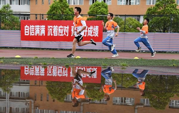貴陽市第二十一中學九年級學生進行長跑模擬測試。