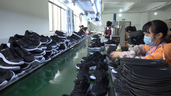 工人在生產制作鞋子。李甜甜攝