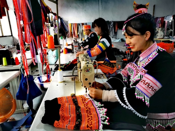 在朝洪民族服飾刺繡廠工作上班的大多是像她這樣上了年紀的本村婦女或待業的女青年。曾鴻攝