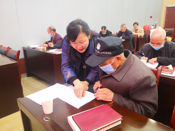 91歲的柏壽生老同志參加支部組織生活會 。