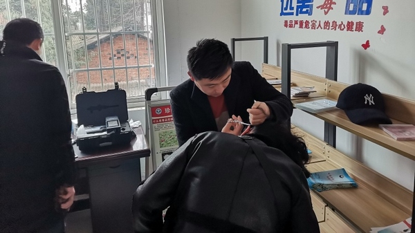 開展毛發檢測。王麗攝