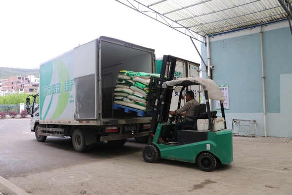 畢節農商聯動發展有限公司營養餐配送車輛。
