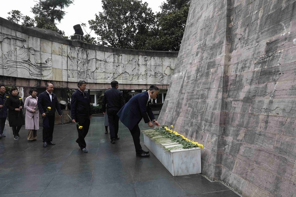 全体人员向红军山烈士纪念碑敬献花束.