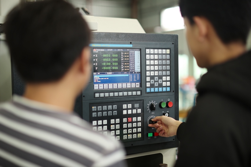 4月16日，在貴州省丹寨縣一家機械公司數控設備實訓車間，職業技術學校數控技術應用專業學生在進行數控操作實訓。