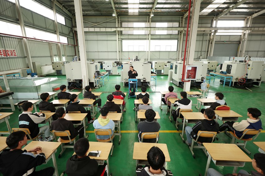4月16日，在貴州省丹寨縣一家機械公司數控設備實訓車間，職業技術學校數控技術應用專業學生在上課。