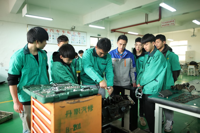 4月16日，在貴州省丹寨縣職業技術學校，汽修專業的學生在發動機實訓車間練習操作技能。 