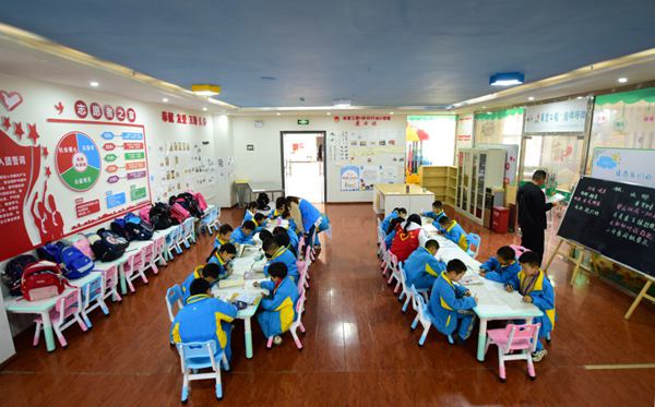 岑巩县大坪同心社区，学生在“四点半学校”学习。唐鹏 摄