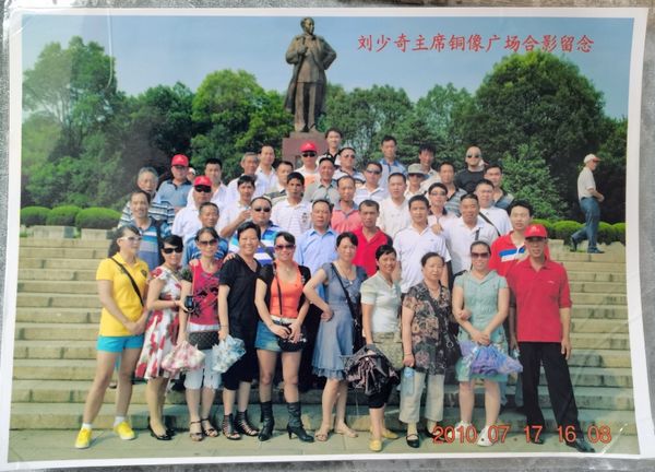 2010年杨序珍（一排右三）参加党支部学习活动。观山湖区融媒体中心供图