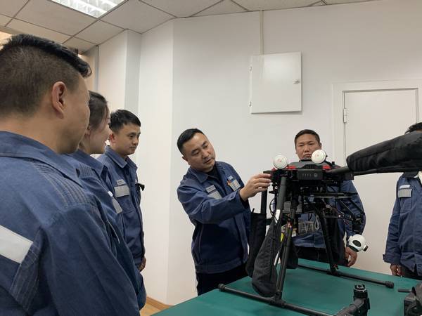 曾憲武講解復雜背景下結合深度成像信息的電力線路無人機。梁露雯攝