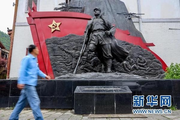 4月20日，參觀者從鐘赤兵紀念廣場鐘赤兵雕像前經過。新華社記者 歐東衢 攝