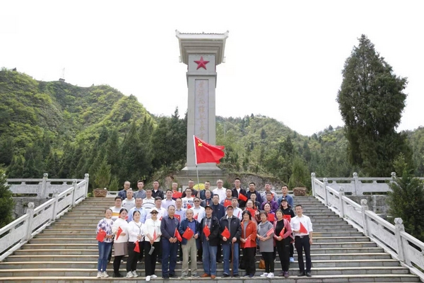 在甘溪戰役紀念碑前留影。