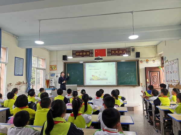 稅務老師向小學生講述“稅”的含義。