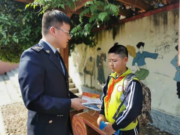 文化長廊下，小學生要把稅收宣傳冊帶回家給爸爸媽媽看。