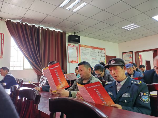 現場群眾學習黨的民族政策法規。顧靜攝