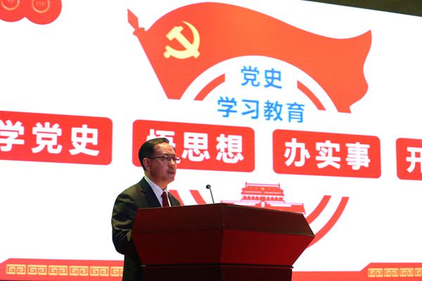 黨課主講人毛有智同志在講述黨的發展歷程。