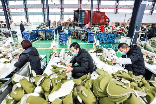 貴州陸海龍騰鞋業有限公司工人正在全力趕制訂單   。
