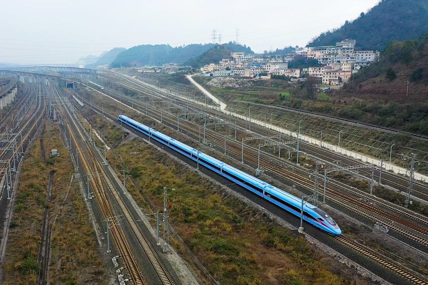 一列藍色復興號列車奔馳在渝貴線上。朱躍強攝