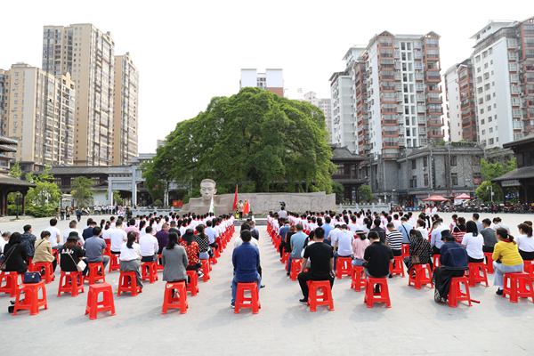 4月5日，在鄧恩銘廣場雕像前，荔波縣舉行“學黨史、聽黨話、跟黨走——荔波恩銘母校百名學生學習鄧恩銘烈士革命事跡宣傳主題活動  張雲開。