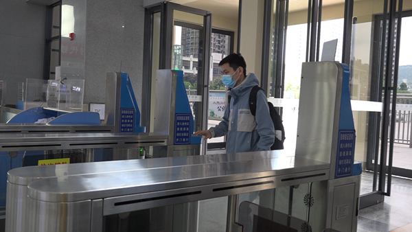 桐梓東站乘客佩戴口罩驗証身份証后入站。陳娟攝