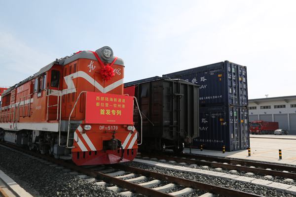 貴陽都拉營至欽州港的首發列車。