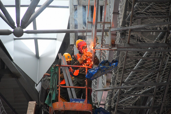 中建三局貴陽龍洞堡國際機場T3航站樓施工總承包項目工人正在焊接天花板。王雪飛攝