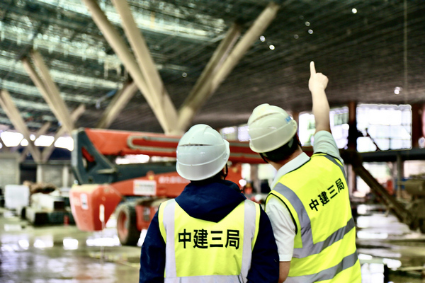 中建三局貴陽龍洞堡國際機場T3航站樓施工總承包項目管理人員正在現場巡察。何冰雪攝