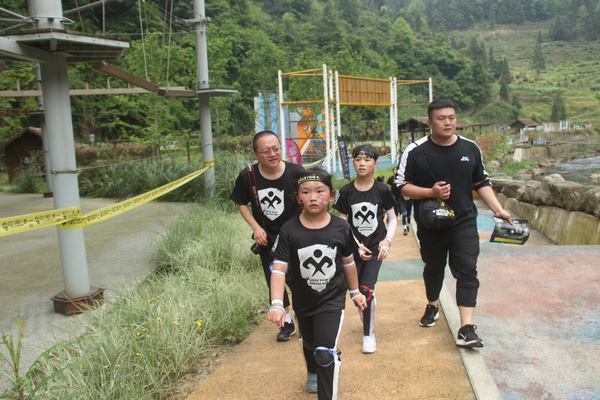 正在比賽的小朋友。周芸、查姜維攝