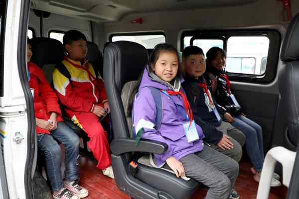 彭雪（前排右一）與同學們坐上開往回家方向的“專車”。