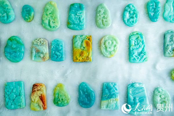 貴陽職業技術學院校企合作企業制作的飾品。人民網 涂敏攝