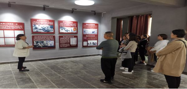 圖為龍崗鎮女性黨員參觀息烽縣養龍司鎮堡子村愛國主義教育基地。