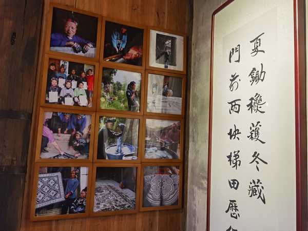 博物館內的照片記錄了王小梅一路走來的歷程。觀山湖區融媒體中心供圖