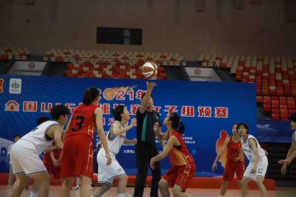 陝西省U15女籃對陣遵義市體育運動學校開賽。