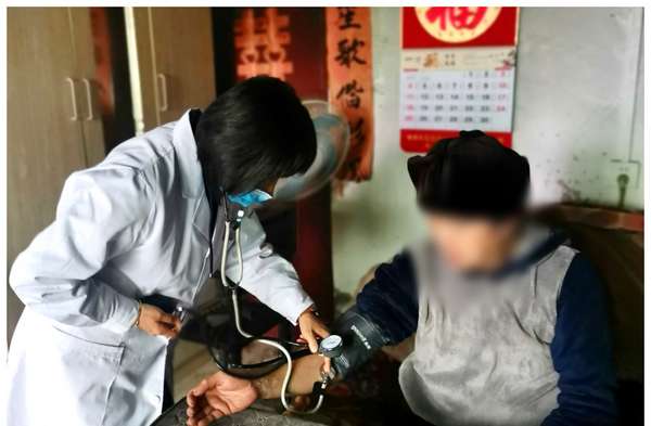 繆娜上門為包保的村民測量血壓。受訪者供圖