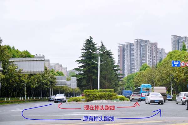 黔灵山路与金阳南路口道路中央绿化带后移后，车辆可提前掉头。陈杨摄