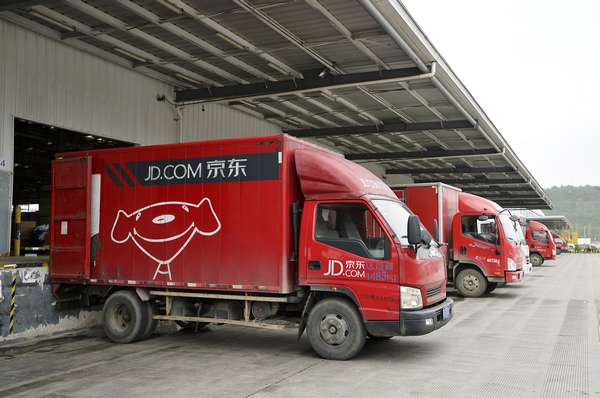 京東產業園內運輸車輛在分區域裝貨。觀山湖區融媒體中心供圖