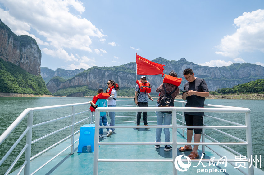 游客在游船上欣賞百裡烏江畫廊風景。人民網 涂敏攝