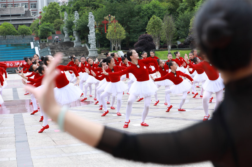 5月16日，孩子們在貴州省劍河縣舉行的童心向黨 紅色傳承活動現場跳舞。楊家孟攝