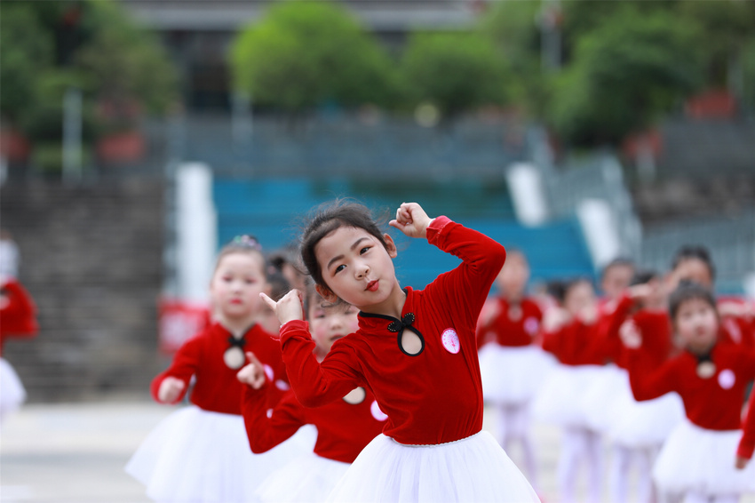 5月16日，孩子們在貴州省劍河縣舉行的童心向黨 紅色傳承活動現場跳舞。楊家孟攝