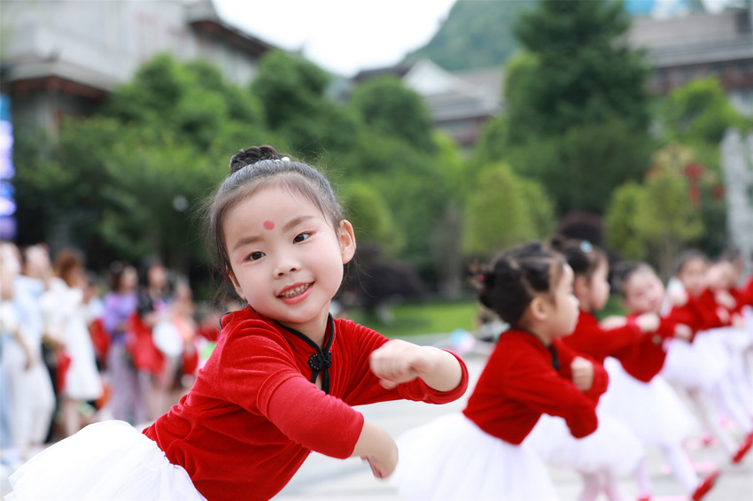 5月16日，孩子們在貴州省劍河縣舉行的童心向黨 紅色傳承活動現場跳舞。楊家孟攝
