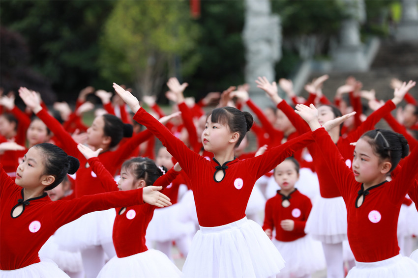 5月16日，孩子們在貴州省劍河縣舉行的童心向黨 紅色傳承活動現場跳舞。楊家孟攝