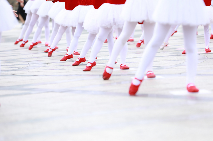 5月16日，孩子們在貴州省劍河縣舉行的童心向黨 紅色傳承活動現場整齊的舞步。楊家孟攝